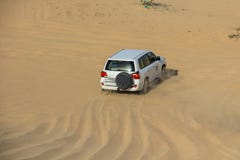 Het Voertuig van het sportnut het Drijven tijdens de woestijn van de Sahara stock afbeeldingen Het Voertuig van het sportnut het Drijven tijdens de woestijn van de Sahara stock afbeeldingen