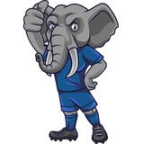 Het voetbalmascotte die van de beeldverhaalolifant duim tonen royalty-vrije illustratie Het voetbalmascotte die van de beeldverhaalolifant duim tonen royalty-vrije illustratie