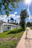 Het voetpad langs de muren van het Heilige Bogolyubovo-Klooster in zonnige de zomerdag, Vladimir-gebied, Rusland royalty-vrije stock afbeelding Het voetpad langs de muren van het Heilige Bogolyubovo-Klooster in zonnige de zomerdag, Vladimir-gebied, Rusland royalty-vrije stock afbeelding