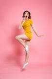 Het volledige lengteportret van gelukkig weggegaan mooi meisje in elegant schreeuwt stock foto's Het volledige lengteportret van gelukkig weggegaan mooi meisje in elegant schreeuwt stock foto's