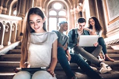 Het voorbereidingen treffen voor een rooskleurige toekomst met haar vrienden Een mooie jonge studentenzitting op treden in campus stock foto's Het voorbereidingen treffen voor een rooskleurige toekomst met haar vrienden Een mooie jonge studentenzitting op treden in campus stock foto's