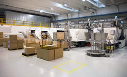 Het vormen van de injectie machines in een grote fabriek stock fotografie Het vormen van de injectie machines in een grote fabriek stock fotografie