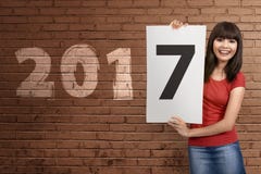 Het vrij Aziatische document van de vrouwenholding met nummer 7 in de muur 2017 Stock Foto Het vrij Aziatische document van de vrouwenholding met nummer 7 in de muur 2017 Stock Foto