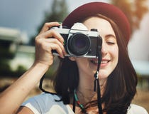 Het vrouwelijke Concept van Fotograafsmiling vintage camera royalty-vrije stock afbeelding Het vrouwelijke Concept van Fotograafsmiling vintage camera royalty-vrije stock afbeelding