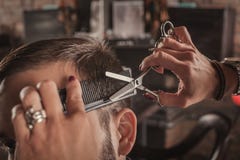 Het vrouwelijke haar van het kapperkapsel van de mens royalty-vrije stock fotografie Het vrouwelijke haar van het kapperkapsel van de mens royalty-vrije stock fotografie