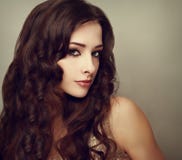Het vrouwelijke model van de manierluxe met lang krullend haar mode Royalty-vrije Stock Fotografie Het vrouwelijke model van de manierluxe met lang krullend haar mode Royalty-vrije Stock Fotografie