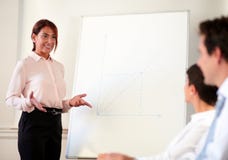 Het vrouwelijke uitvoerende werken aan haar presentatie stock afbeelding Het vrouwelijke uitvoerende werken aan haar presentatie stock afbeelding