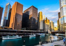 Het wandelen in Chicago op de Rivier royalty-vrije stock afbeeldingen Het wandelen in Chicago op de Rivier royalty-vrije stock afbeeldingen