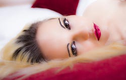 Het wellustige kijken sexy jong blonde Royalty-vrije Stock Fotografie Het wellustige kijken sexy jong blonde Royalty-vrije Stock Fotografie