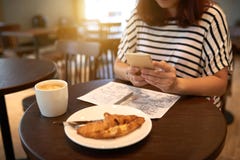 Het werken aan Project bij Moderne Koffie stock fotografie Het werken aan Project bij Moderne Koffie stock fotografie