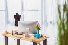 Het werkplaats van ontwerper met kleermakersmodel royalty-vrije stock foto Het werkplaats van ontwerper met kleermakersmodel royalty-vrije stock foto