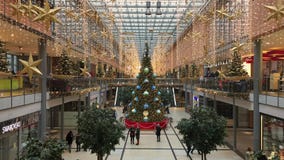 Het Winkelcomplex van Potsdamerplatz Arkaden in Kerstmisdecoratie met reusachtige Kerstboom stock videobeelden Het Winkelcomplex van Potsdamerplatz Arkaden in Kerstmisdecoratie met reusachtige Kerstboom stock videobeelden