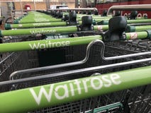 Het winkelen karretje van Waitrose-opslag, Londen stock afbeeldingen Het winkelen karretje van Waitrose-opslag, Londen stock afbeeldingen