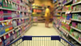 Het winkelen manie in de markt stock footage Het winkelen manie in de markt stock footage