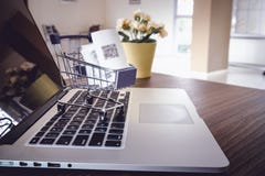 Het winkelen online concept, Minikarretje op toetsenbordlaptop Royalty-vrije Stock Afbeelding Het winkelen online concept, Minikarretje op toetsenbordlaptop Royalty-vrije Stock Afbeelding