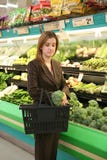 Het Winkelen van de Kruidenierswinkel van de vrouw stock foto Het Winkelen van de Kruidenierswinkel van de vrouw stock foto