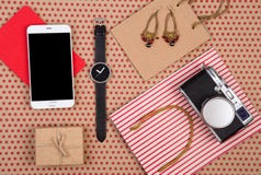het winkelen zak, giftdoos, slimme telefoon, camera, horloge, blocnote en women& x27; s juwelen op ambachtdocument achtergrond in stock afbeelding het winkelen zak, giftdoos, slimme telefoon, camera, horloge, blocnote en women& x27; s juwelen op ambachtdocument achtergrond in stock afbeelding