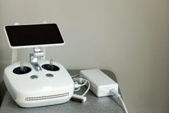 Het witte controlebord van de vliegtuigenhommels met een monitor en bedieningshendels verbond op de last De ruimte van het exempl royalty-vrije stock foto Het witte controlebord van de vliegtuigenhommels met een monitor en bedieningshendels verbond op de last De ruimte van het exempl royalty-vrije stock foto