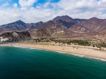 Het zandige strand van Fujairah in de Verenigde Arabische Emiraten stock afbeeldingen Het zandige strand van Fujairah in de Verenigde Arabische Emiraten stock afbeeldingen