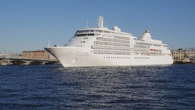 Het Zilveren Gefluister die van het cruiseschip zich in rivier Neva in St. Petersburg, Rusland omdraaien Geschoten op Canon 5D Ma stock video Het Zilveren Gefluister die van het cruiseschip zich in rivier Neva in St. Petersburg, Rusland omdraaien Geschoten op Canon 5D Ma stock video