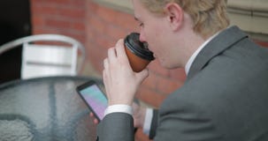 Het zitten hebbend een koffie stock footage Het zitten hebbend een koffie stock footage
