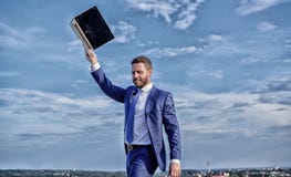 Het zoeken van wifinetwerk De mens heft op hand met laptop op Gebrek aan dekking De zakenman met laptop wacht terwijl verbind stock afbeeldingen Het zoeken van wifinetwerk De mens heft op hand met laptop op Gebrek aan dekking De zakenman met laptop wacht terwijl verbind stock afbeeldingen
