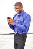 Het zwarte onderneemster texting royalty-vrije stock afbeelding Het zwarte onderneemster texting royalty-vrije stock afbeelding