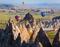 Hete luchtballon die over rotslandschap in Cappadocia, Turkije vliegen Royalty-vrije Stock Foto's Hete luchtballon die over rotslandschap in Cappadocia, Turkije vliegen Royalty-vrije Stock Foto's