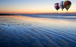 Hete luchtballons over ebstrand bij zonsopgang stock foto Hete luchtballons over ebstrand bij zonsopgang stock foto