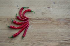 Hete peper op een houten achtergrond stock afbeelding Hete peper op een houten achtergrond stock afbeelding