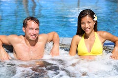 Hete ton - Paar in de Jacuzzi van kuuroordwellness royalty-vrije stock afbeelding Hete ton - Paar in de Jacuzzi van kuuroordwellness royalty-vrije stock afbeelding
