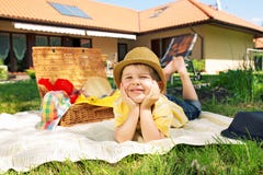 Heureux petit garçon dans le jardin images stock Heureux petit garçon dans le jardin images stock