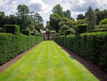 HEVER, KENT/UK - 28 JUIN : Vue du jardin au château de Hever dessus photos stock HEVER, KENT/UK - 28 JUIN : Vue du jardin au château de Hever dessus photos stock