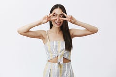 Hey, λαοί ειρήνης Όμορφο ξένοιαστο και εύθυμο cutie με τη σκοτεινή τρίχα στη μοντέρνη κορυφή ταιριάσματος με τα σορτς, παρουσίαση στοκ εικόνες Hey, λαοί ειρήνης Όμορφο ξένοιαστο και εύθυμο cutie με τη σκοτεινή τρίχα στη μοντέρνη κορυφή ταιριάσματος με τα σορτς, παρουσίαση στοκ εικόνες