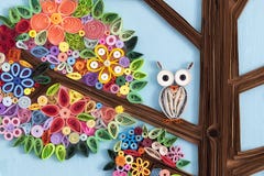 Hibou dans un arbre quilling d'art photos libres de droits Hibou dans un arbre quilling d'art photos libres de droits