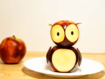 Hibou de décoration de pomme image stock Hibou de décoration de pomme image stock