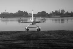 Hidroavión blanco y negro listo para el fondo del agua del vuelo foto de archivo Hidroavión blanco y negro listo para el fondo del agua del vuelo foto de archivo