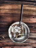 Hiele el café sólo en vidrio en la tabla de madera del vintage, Imágenes de archivo libres de regalías Hiele el café sólo en vidrio en la tabla de madera del vintage, Imágenes de archivo libres de regalías