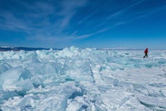 Hiele los morones en el lago congelado Baikal en Siberia, Rusia imagen de archivo libre de regalías Hiele los morones en el lago congelado Baikal en Siberia, Rusia imagen de archivo libre de regalías