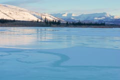 Hielo azul del lago congelado en la mañana Paisaje del invierno en las montañas y el camino del invierno en Yakutia, Siberia, Rus imagenes de archivo Hielo azul del lago congelado en la mañana Paisaje del invierno en las montañas y el camino del invierno en Yakutia, Siberia, Rus imagenes de archivo