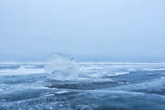Hielo del lago Baikal en el cielo azul imágenes de archivo libres de regalías Hielo del lago Baikal en el cielo azul imágenes de archivo libres de regalías
