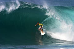Hierros de Andrés de la persona que practica surf que practican surf en el Backdoor imagen de archivo libre de regalías Hierros de Andrés de la persona que practica surf que practican surf en el Backdoor imagen de archivo libre de regalías