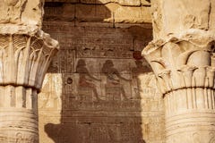 Hieróglifos da cor no templo de Horus - Edfu em Egito antigo Idfu, Edfou, Behdet foto de stock royalty free Hieróglifos da cor no templo de Horus - Edfu em Egito antigo Idfu, Edfou, Behdet foto de stock royalty free