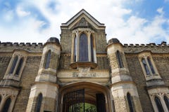 HIGHGATE, LONDEN, het UK - 12 Maart, 2016: Buitenkant van de kapel in de het Westenbegraafplaats royalty-vrije stock fotografie HIGHGATE, LONDEN, het UK - 12 Maart, 2016: Buitenkant van de kapel in de het Westenbegraafplaats royalty-vrije stock fotografie