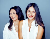 Hija bastante adolescente linda con la madre madura que abraza, morenita del estilo de la moda, cierre del concepto de la gente d imagen de archivo Hija bastante adolescente linda con la madre madura que abraza, morenita del estilo de la moda, cierre del concepto de la gente d imagen de archivo