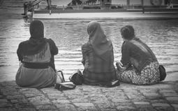Hijab vestindo da mulher muçulmana que olha no oceano fotografia de stock royalty free Hijab vestindo da mulher muçulmana que olha no oceano fotografia de stock royalty free
