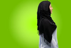 Hijab молодой арабской женщины нося изолированное над зеленой предпосылкой стоковая фотография rf Hijab молодой арабской женщины нося изолированное над зеленой предпосылкой стоковая фотография rf