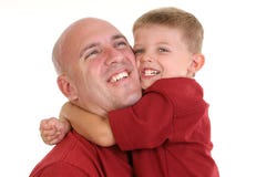 Hijo que abraza al papá alrededor del cuello Hijo que abraza al papá alrededor del cuello