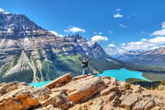 Hiker on Bow Summit overlooking Peyto Lake in Banff National Par stock photography Hiker on Bow Summit overlooking Peyto Lake in Banff National Par stock photography