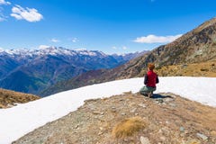 Hiker вставать и отдыхая на сценарном саммите горы стоковое фото rf Hiker вставать и отдыхая на сценарном саммите горы стоковое фото rf